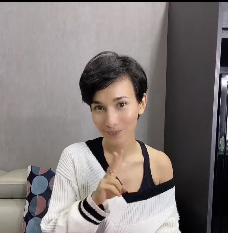 卢靖姗短发出镜气质不减,小露香肩秀性感