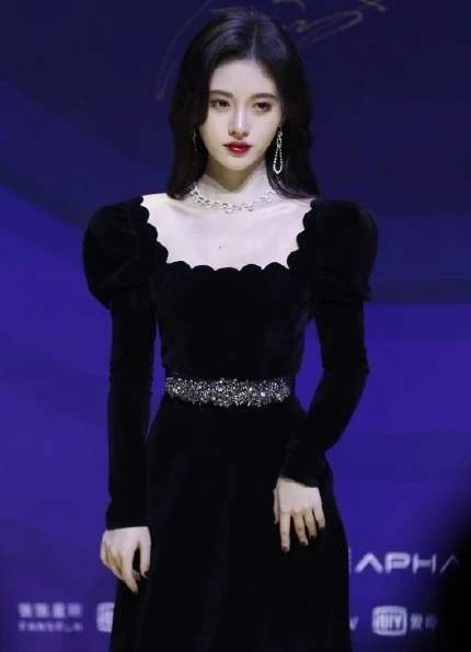 鞠婧祎穿礼服的样子,让人久久无法忘怀