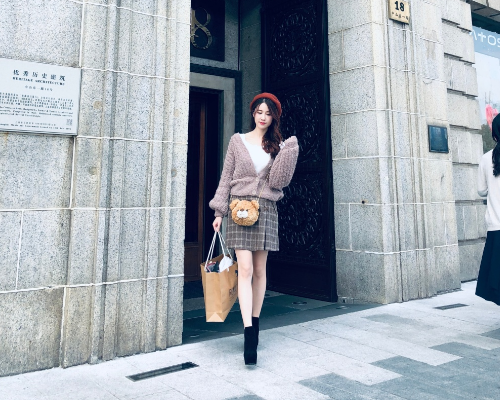 难怪主播轩子只有半身照,看到她稀有全身照后,网友:幻想破灭了