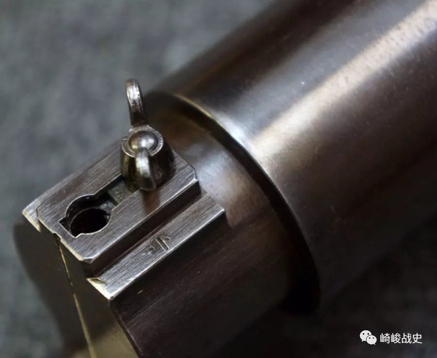 式掷弹器相比,一〇〇式掷弹器的最大优点是可以直接装填九九式手榴弹