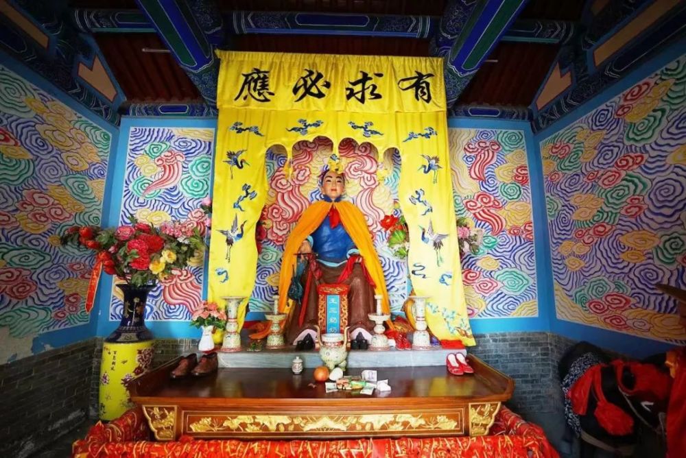 我们往往会看到另辟小殿一间祀王三奶奶,如北京的妙峰山,慈善寺等