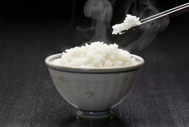 无论是年夜饭的餐桌还是平时的日常饮食 一碗热气腾腾的米饭 一口下肚