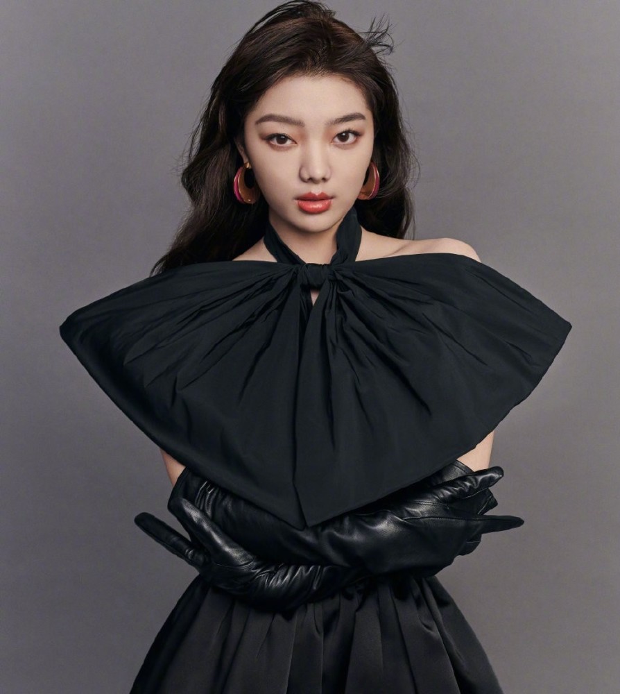 李紫婷写真照曝光,穿黑色大蝴蝶结挂脖上衣配短裙,尽显性感迷人