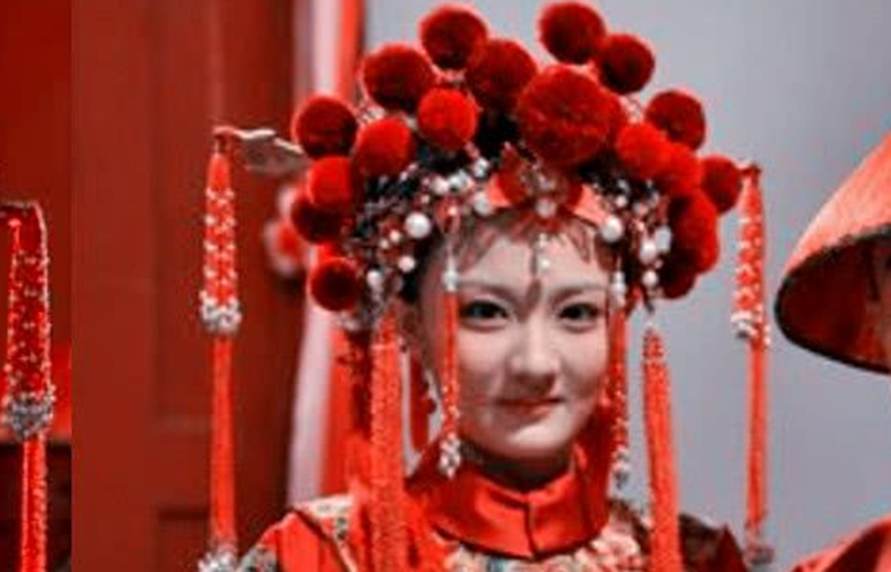 《甄嬛传》都是出嫁,为何浣碧孟静娴满头珠翠,玉娆却满头绒花?