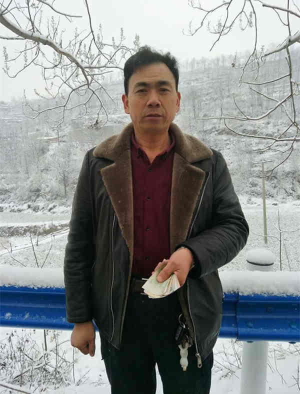 学生撞伤宝马留道歉信和钱 车主报警不为追责