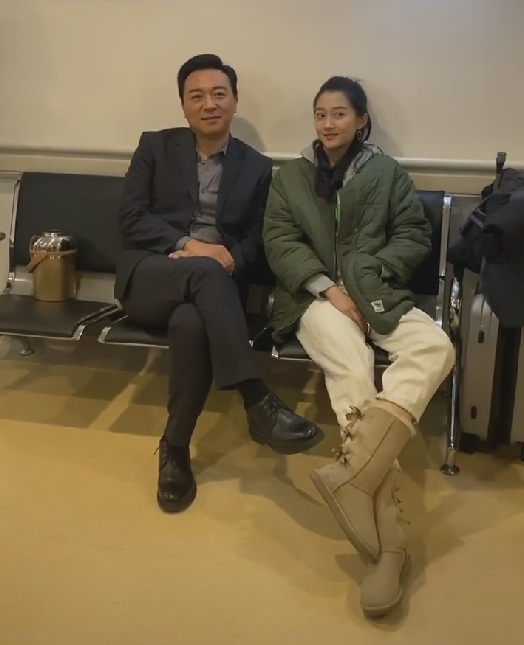 所以张晞临晒出了两人的合影,可以看到两人是坐在一起的,但是关晓彤的