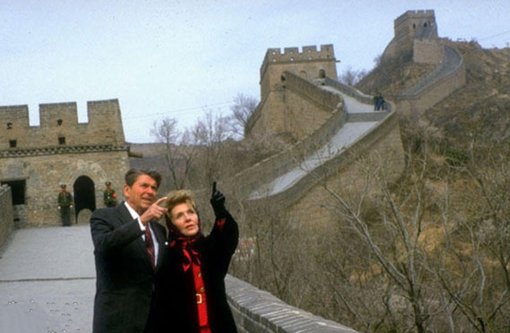 1984年美国总统里根访华照片:到玉佛寺拜佛上香,接受赵忠祥采访
