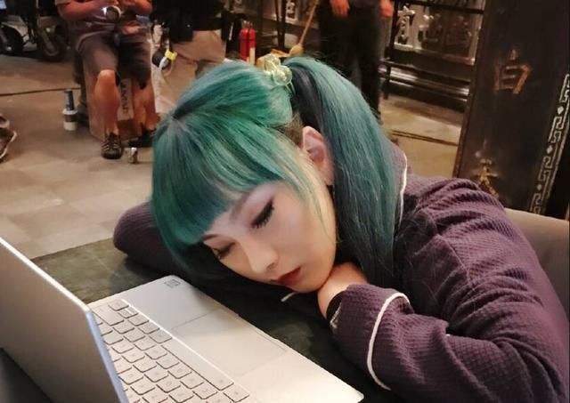 kiko是一个染着绿色头发的二次元高智商女黑客.