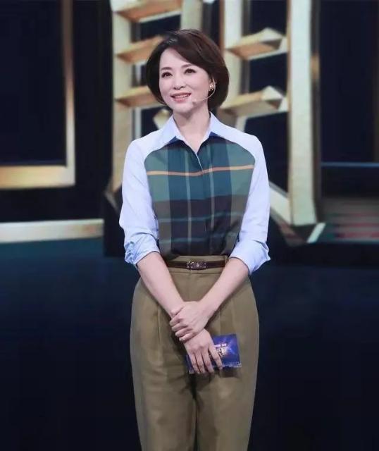董卿太给70后女人争气穿渐变色西装优雅主持穿搭魅力惊艳观众