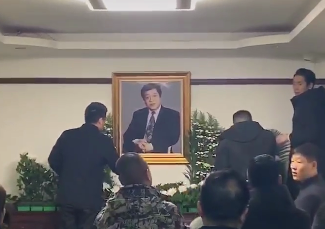 从曝光的画面看,赵忠祥的遗照被挂在房间墙上的正中间,家人选了一张