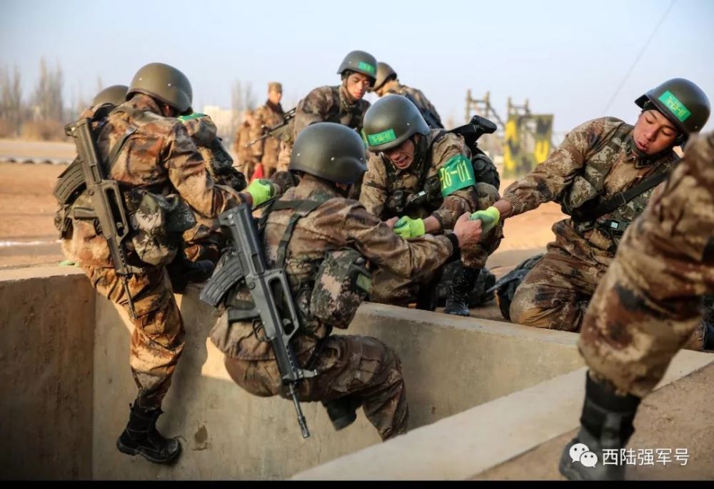大抓部队基础 首先进行单兵课目考核 各旅参赛队员全副武装携带背囊