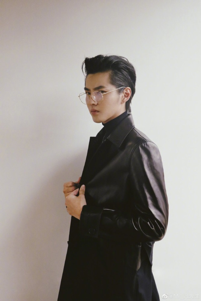 吴亦凡帅得太过分了!蓝色西装超型男,他自己就是大牌一个