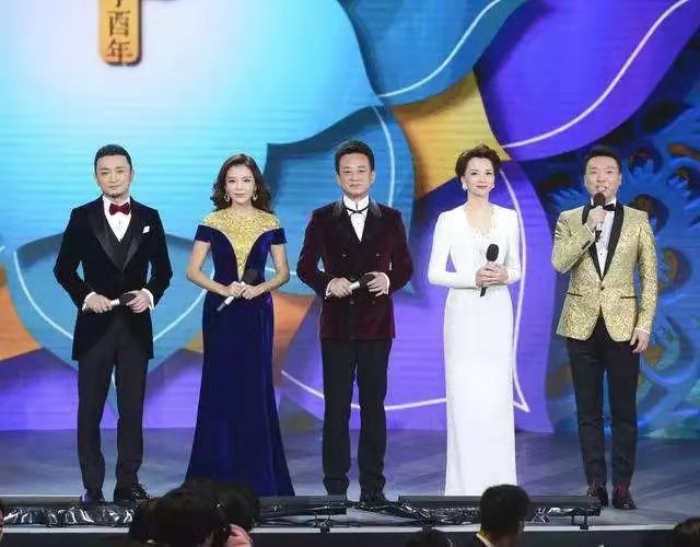 董卿曾多次登上春晚舞台，如今却再一次缺席2020央视春晚，知情人士曝出背后真相！（组图） - 1