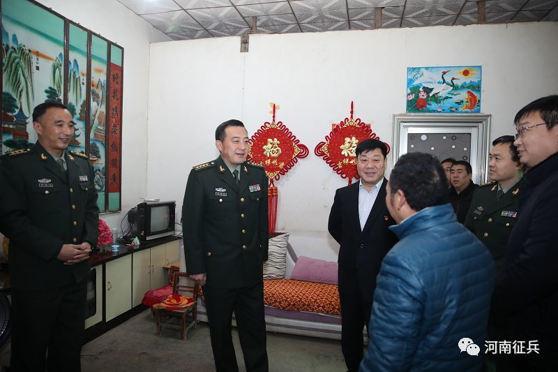 焦作军分区司令员刘同兴慰问温县现役军人家属