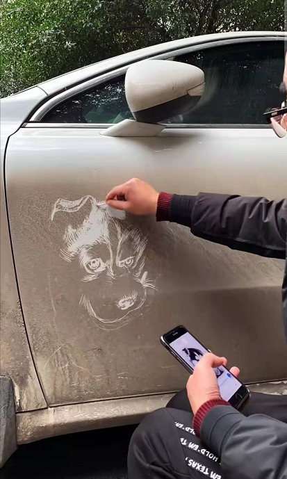 大叔在满是灰尘的车上画画本以为是太闲了画完的那一刻服了