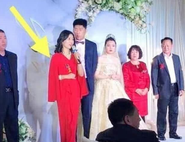 "冻龄婆婆"容貌出众,婚礼上抢风头,儿媳全程黑脸:到底谁结婚?