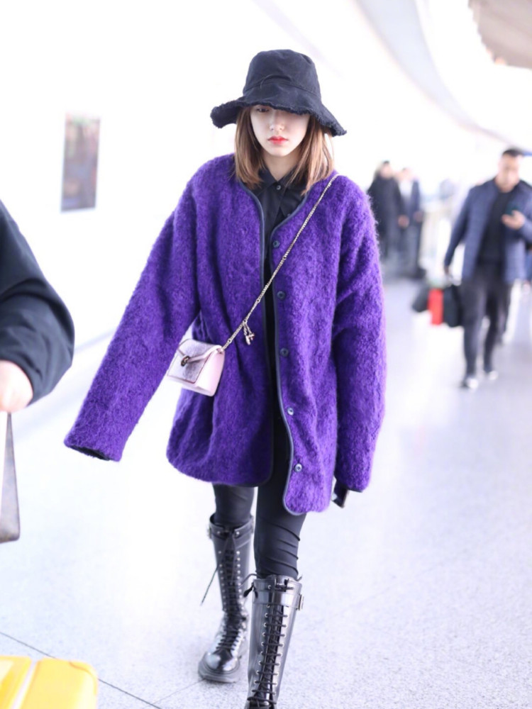 程潇穿紫色毛呢外套走机场,仅仅搭配绑带靴,轻松凹出女王气场!