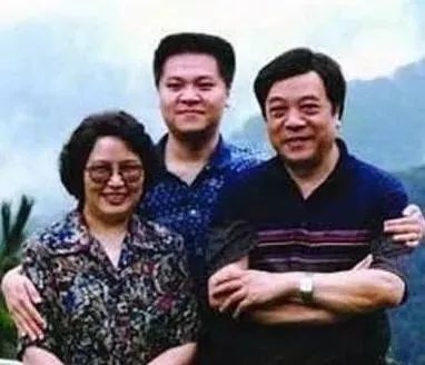 私下里,倪萍与赵忠祥一直私交甚笃,连赵忠祥的儿媳,都是倪萍牵线做媒