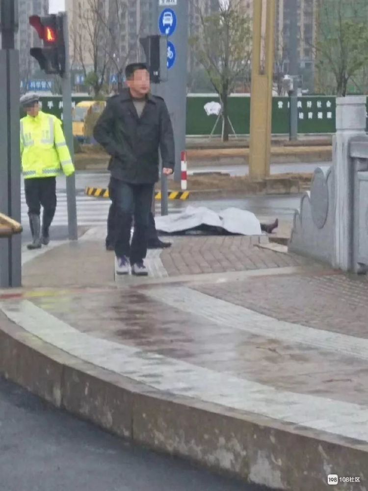 湖州一女司机翻河里了!车四脚朝天,紧急施救人却已