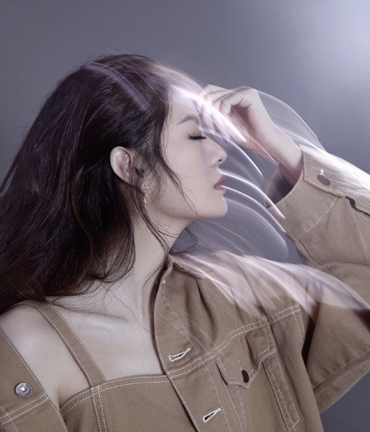 "辣妈"安以轩产后拍摄时尚大片,露纤细美腿状态极佳
