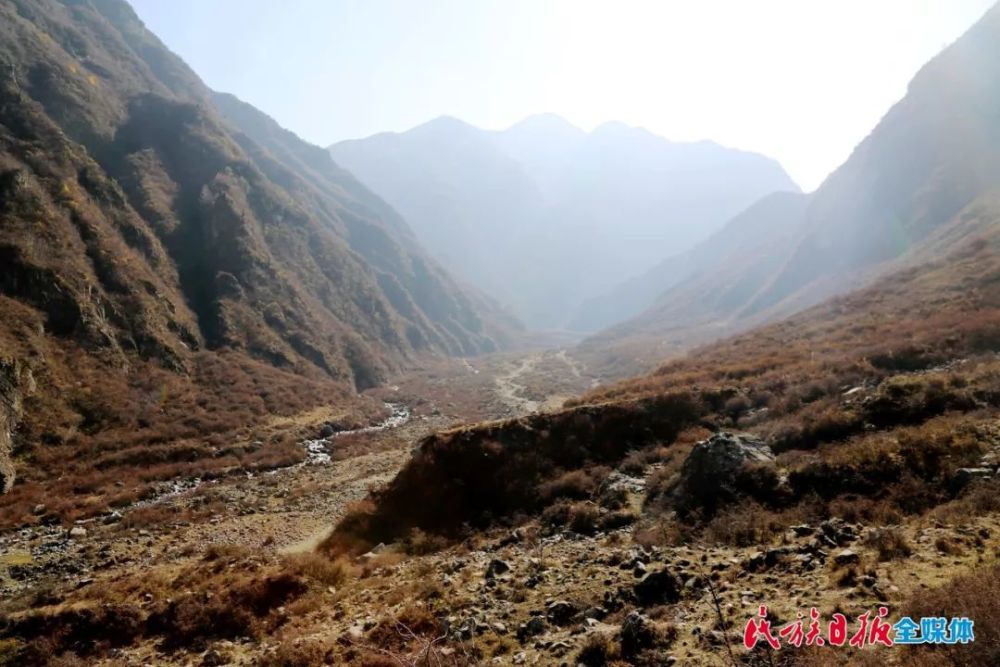 积石峡口自设关之日起就筑有依山傍河,扼控咽喉的宏伟关门,有兵丁常年