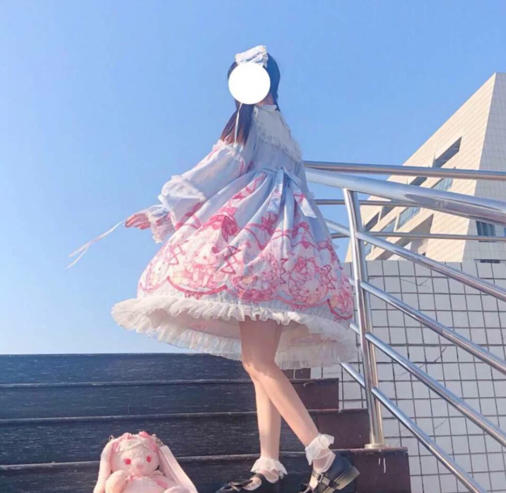 神仙闺蜜头像:你是我青春繁华的一场烟火,耀眼了孤独的我!