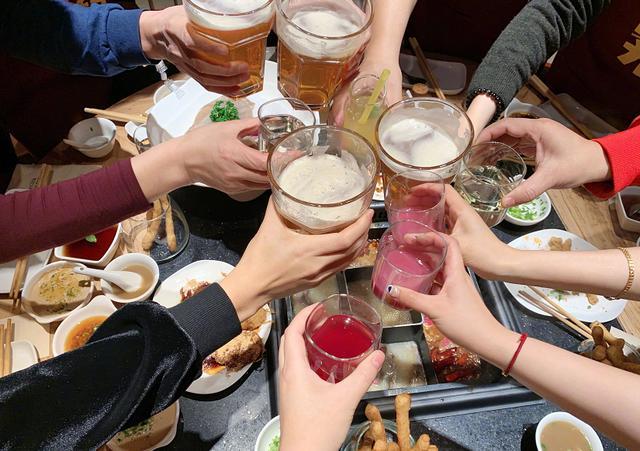 郎导过年都没喝酒 小年夜与老公女儿吃火锅祝福2020