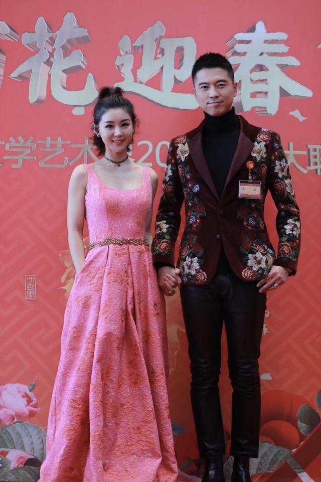 李小萌真有162cm高?穿亮片吊带裙只矮王雷半头,一脸痴迷好恩爱