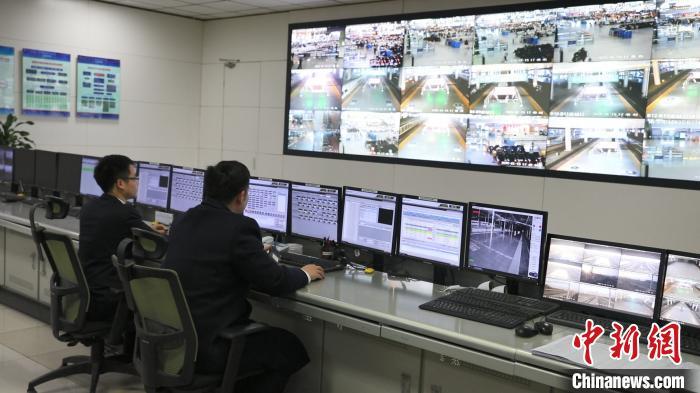 图为综控员紧盯监控屏幕.南宁车站融媒体工作室供图