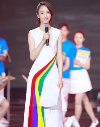 春晚为何选佟丽娅当主持人?20年前她就参加了这个,与众不凡