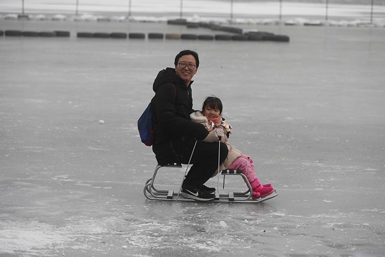 双人冰车让家人和孩子共享欢乐.