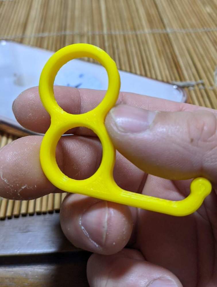 手机滑到小指变形?网友自制"手指虎支架"拯救大家的小拇指
