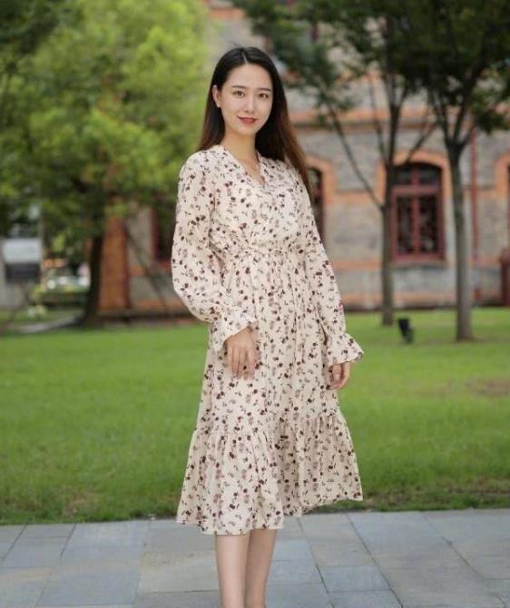 美目盼兮的美女,一条碎花连衣裙,时尚优雅美丽大方