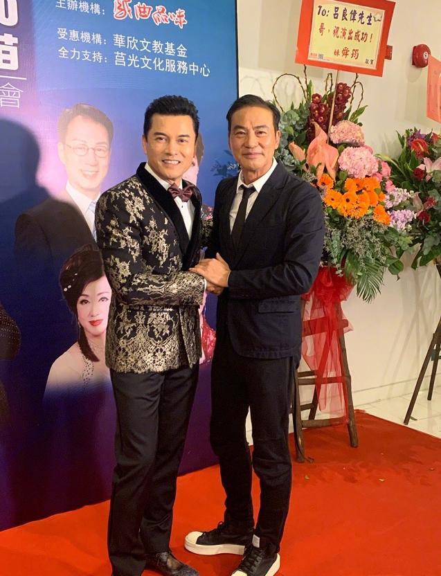 吕良伟任达华同台活动,西装造型展现型男魅力,相差一岁好像差辈