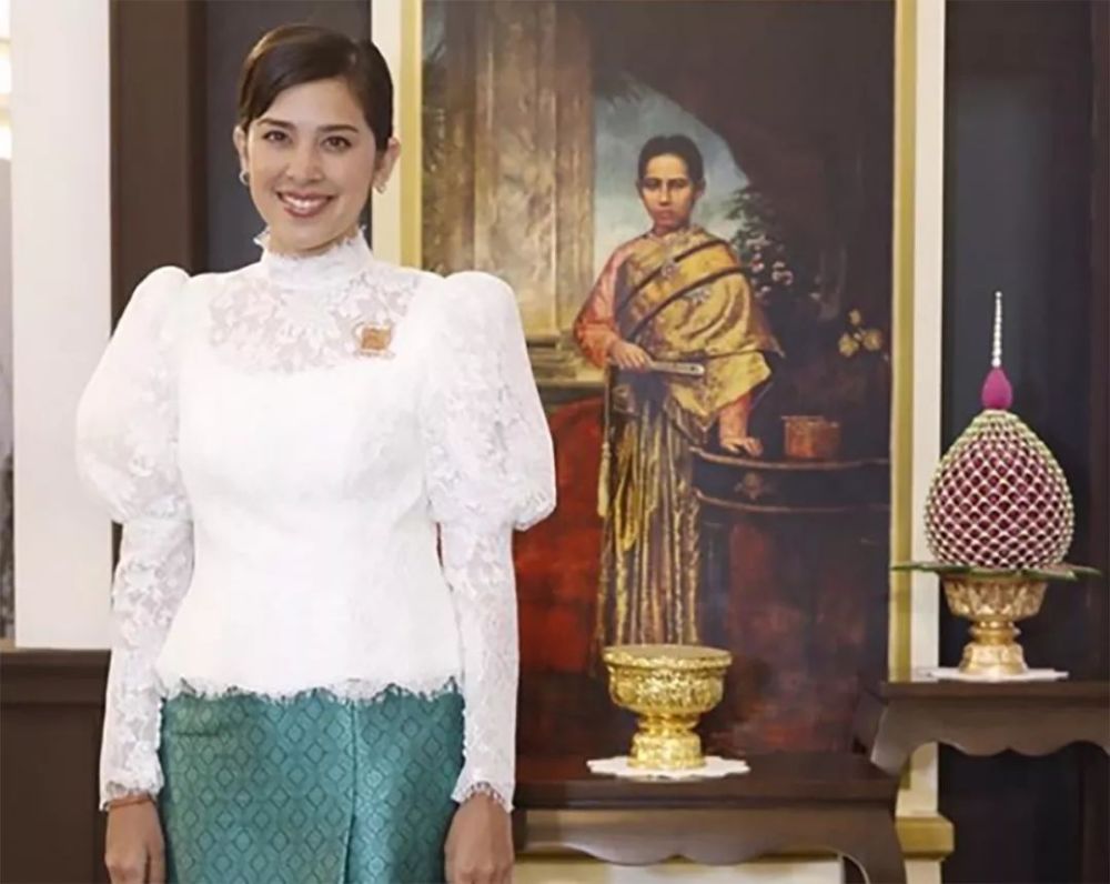 34岁泰国公主年后首次露面,白衣飘飘抵达会场,颜值成王室扛把子