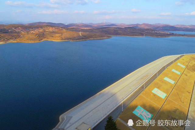 航拍:威海乳山"龙角山水库"的冬季风光,景色相当美