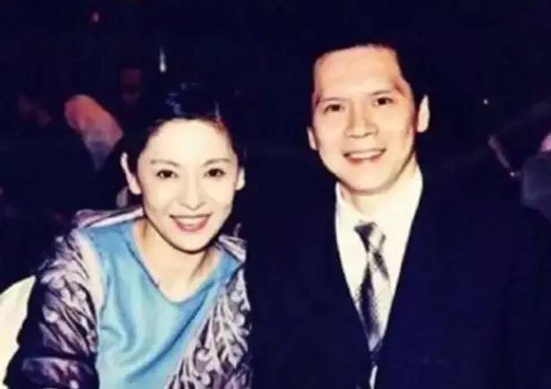 丁佩和向华强结婚后,丁佩生下一女,之后一心向佛,在家相夫教子.