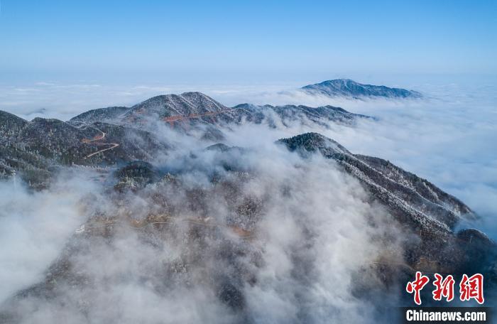 江西武宁太平山云雾缭绕现秀美雾凇景观