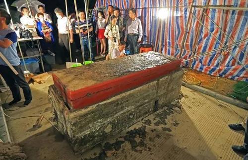 村民挖出一具800年水棺,开棺后却吓退考古队,专家大喊