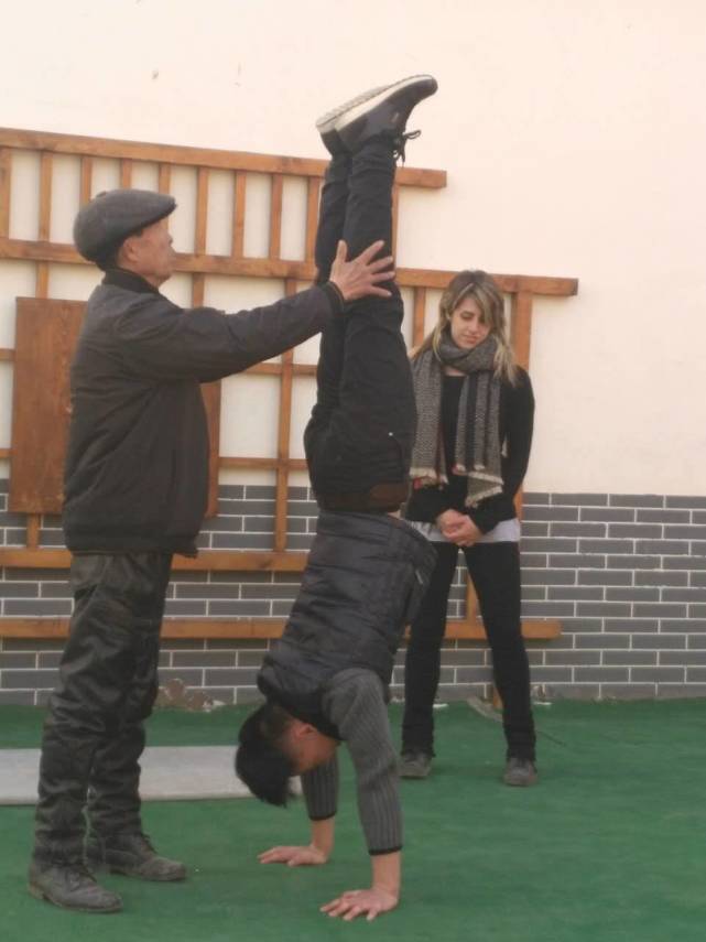 小伙在国外教杂技 娶了个意大利媳妇儿回家过年 - 海阔山遥 - . 小伙在国外教杂技 娶了个意大利媳妇儿回家过年 - 海阔山遥 - .