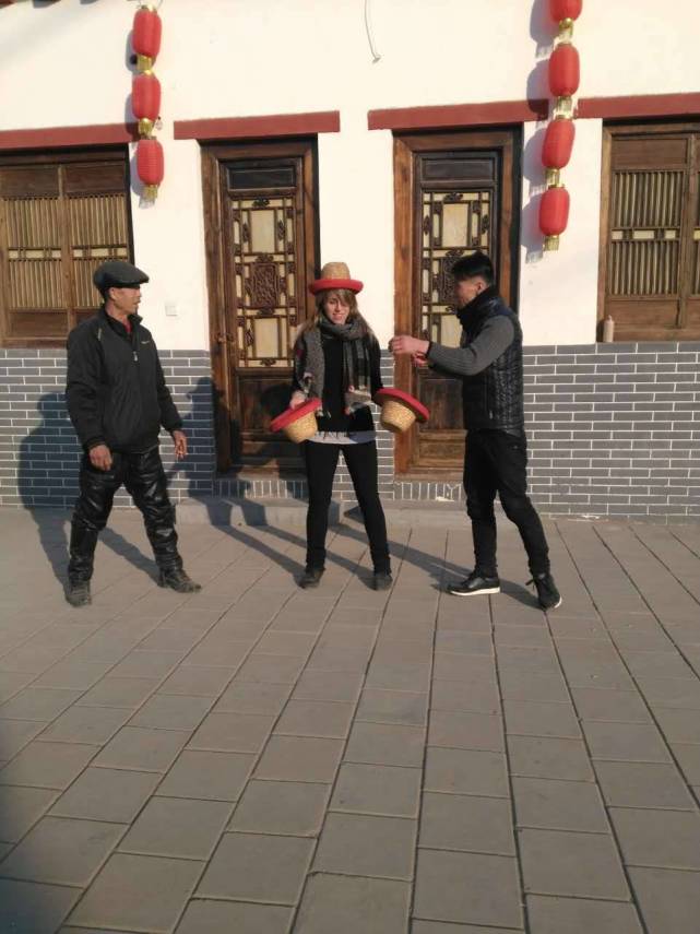小伙在国外教杂技 娶了个意大利媳妇儿回家过年 - 海阔山遥 - . 小伙在国外教杂技 娶了个意大利媳妇儿回家过年 - 海阔山遥 - .