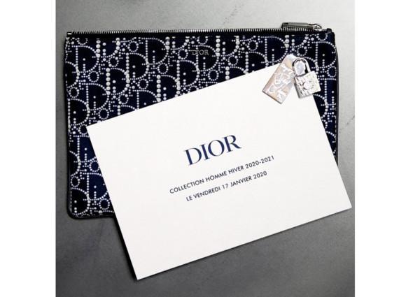 dior 2020秋冬男装秀的邀请函,装在细腻的 拉炼 小包里,还附着锁头.