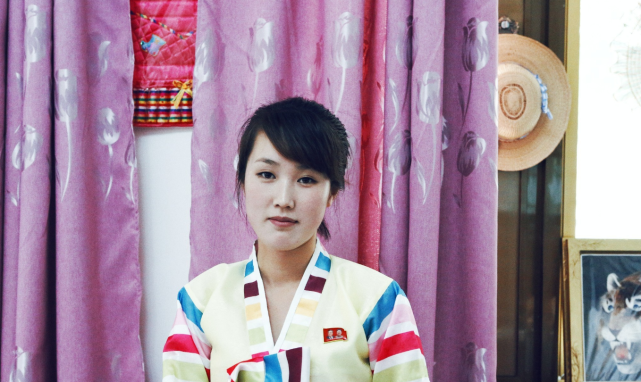 图为朝鲜某涉外商店的营业员,穿传统服装的她年轻漂亮.