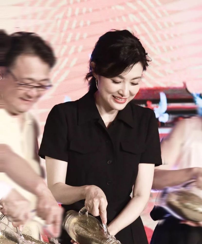 周涛的气质太有魅力了粉色长裙端庄优雅真的51岁吗