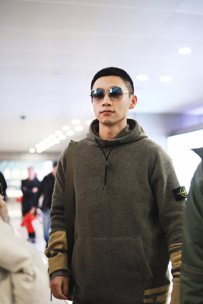 男神变型男!33岁魏晨留短发更显年轻了,卫衣搭工装裤帅过小鲜肉