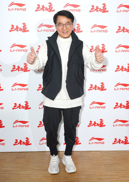 成龙现身巴黎时装周在秀场与李宁韦德同框与李宁上演世纪拥抱