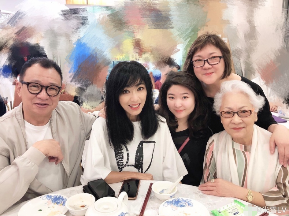 米雪雪梨姐妹与老友聚会,65岁米雪比55岁雪梨显年轻