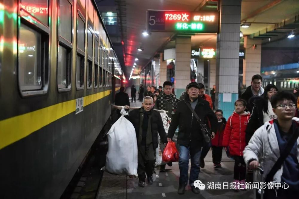 1月12日清晨,怀化火车站,旅客陆续进站,准备搭乘7269次列车.