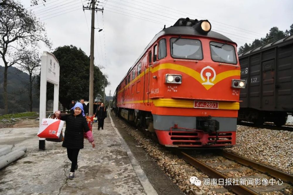 1月12日下午,7269次列车停靠通道侗族自治县塘豹站.