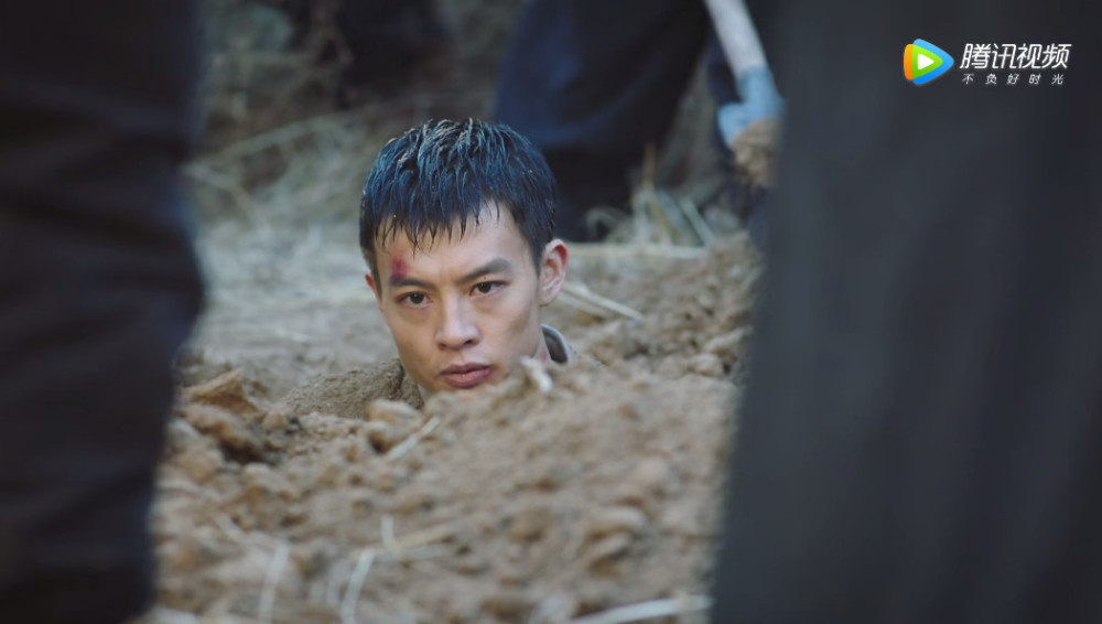 按道理来说,像徐天这种二货,在一般的电视剧里估计两集都活不到